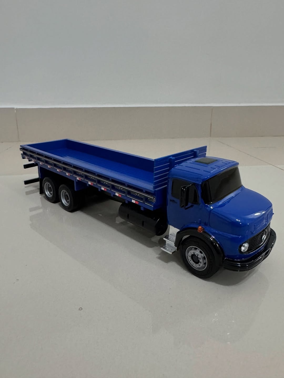 Miniatura Mercedes-Benz 1113 Carga Seca – Escala 1/24