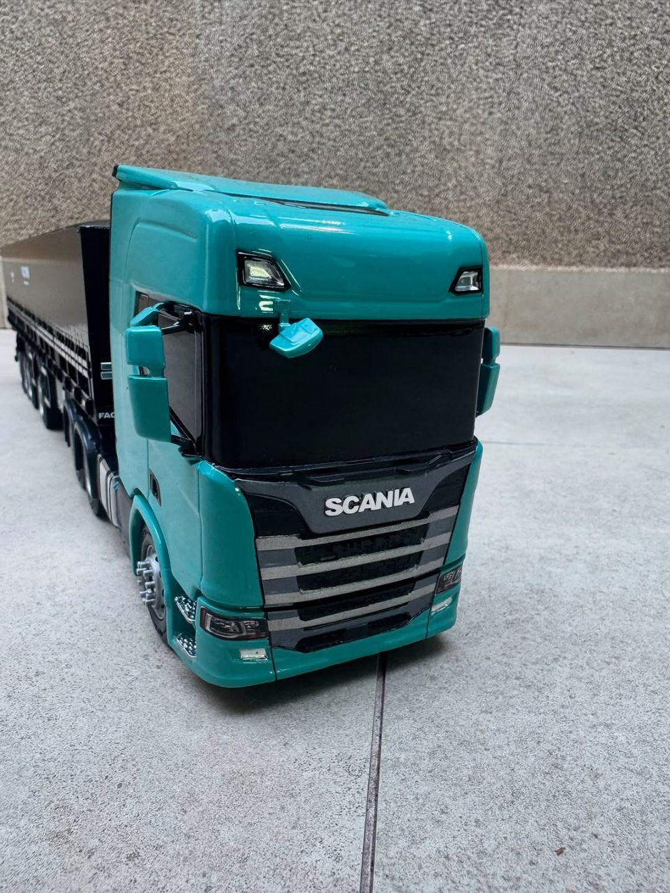 Miniatura Scania NTG + Carreta 4 Eixos Facchini – Escala 1/24 (Personalizável)