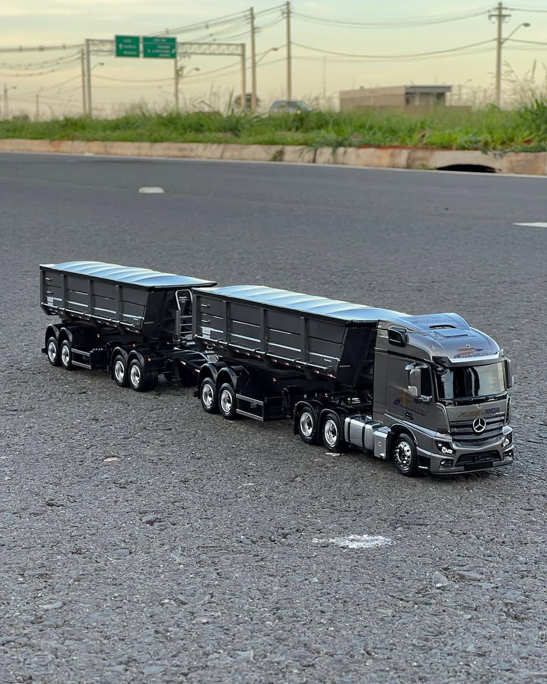 Miniatura Mercedes-Benz Actros 2651 + Rodocaçamba Randon – Escala 1/24 (Personalizável)