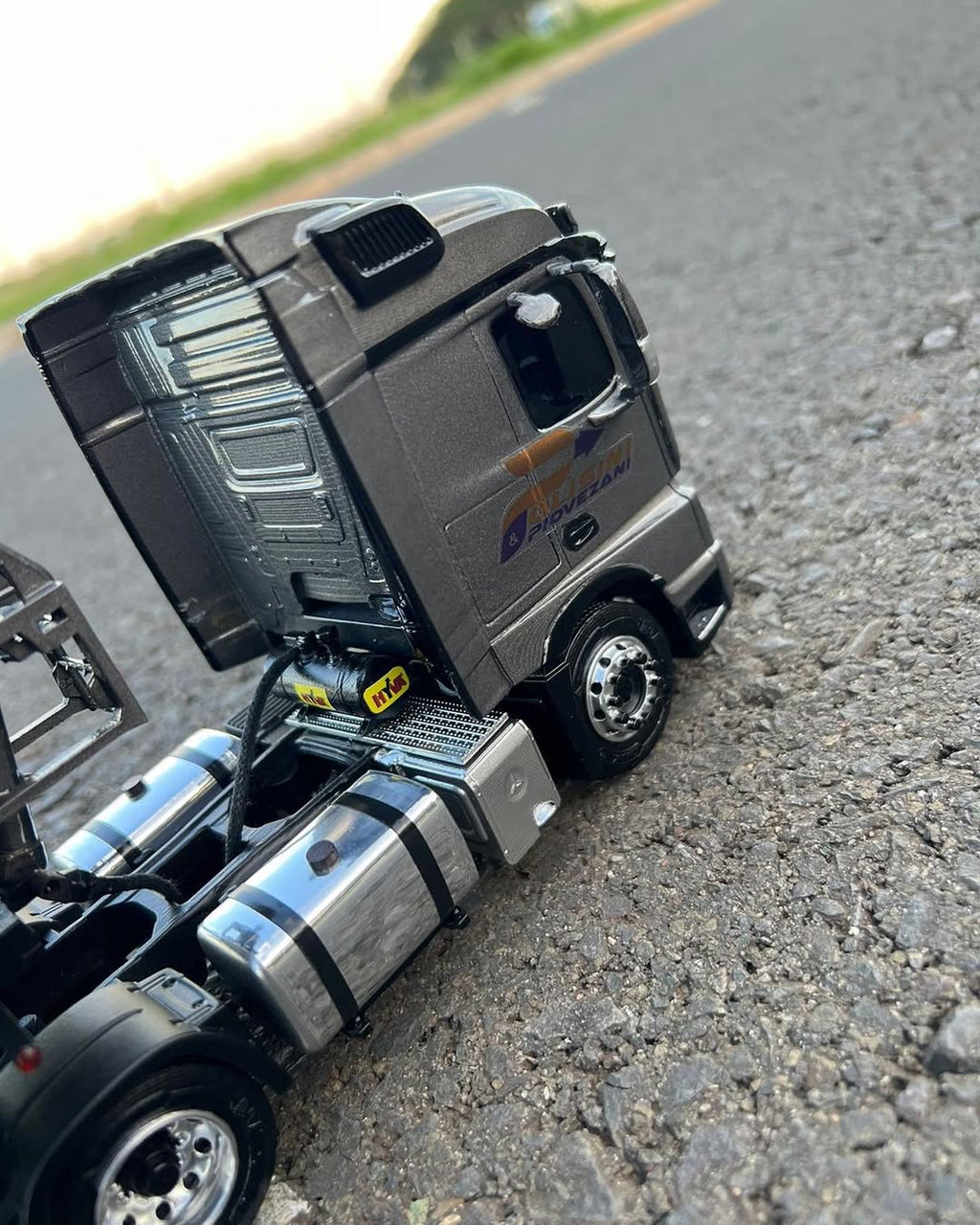 Miniatura Mercedes-Benz Actros 2651 + Rodocaçamba Randon – Escala 1/24 (Personalizável)