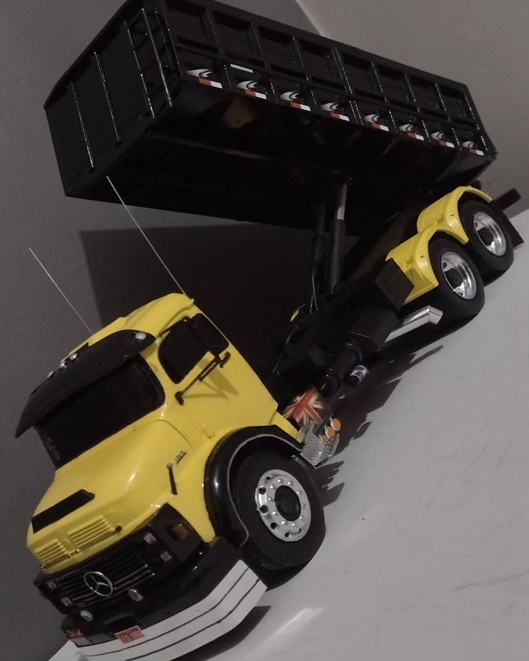Miniatura Mercedes-Benz L-1113 Amarela Chassi-cabine clássico (Escala 1/24)