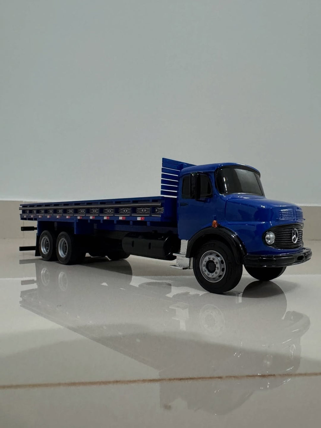 Miniatura Mercedes-Benz 1113 Carga Seca – Escala 1/24