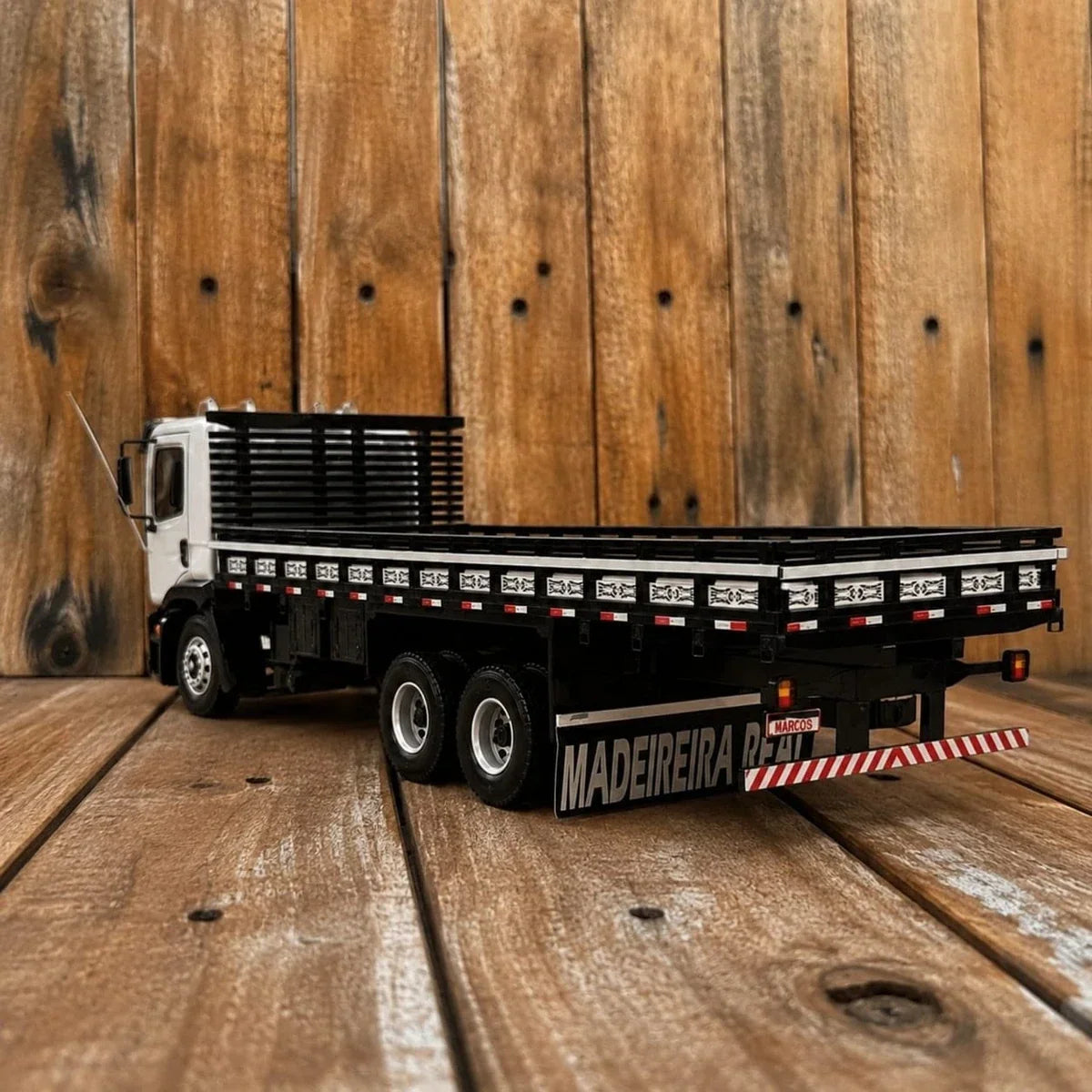Miniatura Volkswagen Constellation Truck Escala 1/24 (Colecionador)