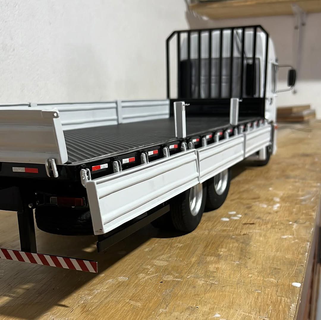 Miniatura Volkswagen Constellation Carroceria Aberta 6x2 – Escala 1/24
