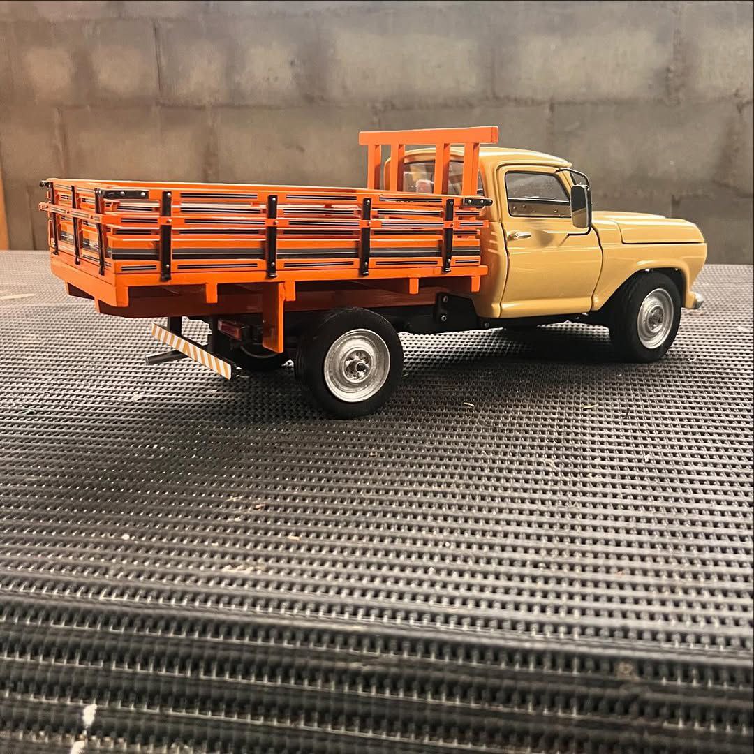 Miniatura Chevrolet D-10 Carga - Escala 1/24