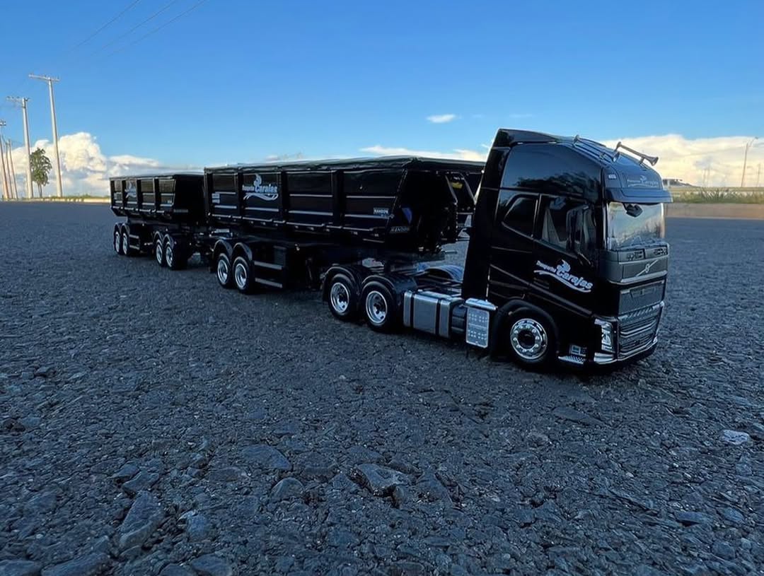 Miniatura Volvo FH + Rodocaçamba Randon com Dolly Rebaixado – Escala 1/24 (Personalizável)