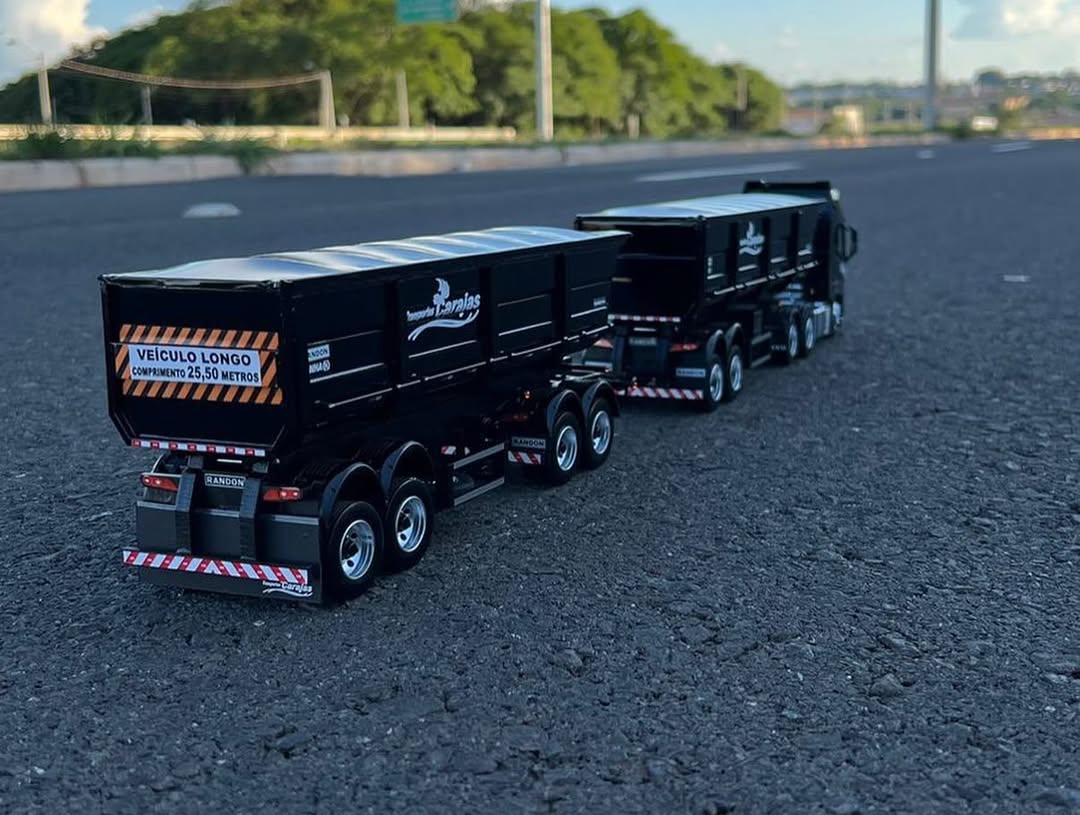 Miniatura Volvo FH + Rodocaçamba Randon com Dolly Rebaixado – Escala 1/24 (Personalizável)