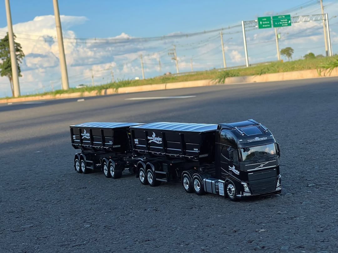 Miniatura Volvo FH + Rodocaçamba Randon com Dolly Rebaixado – Escala 1/24 (Personalizável)
