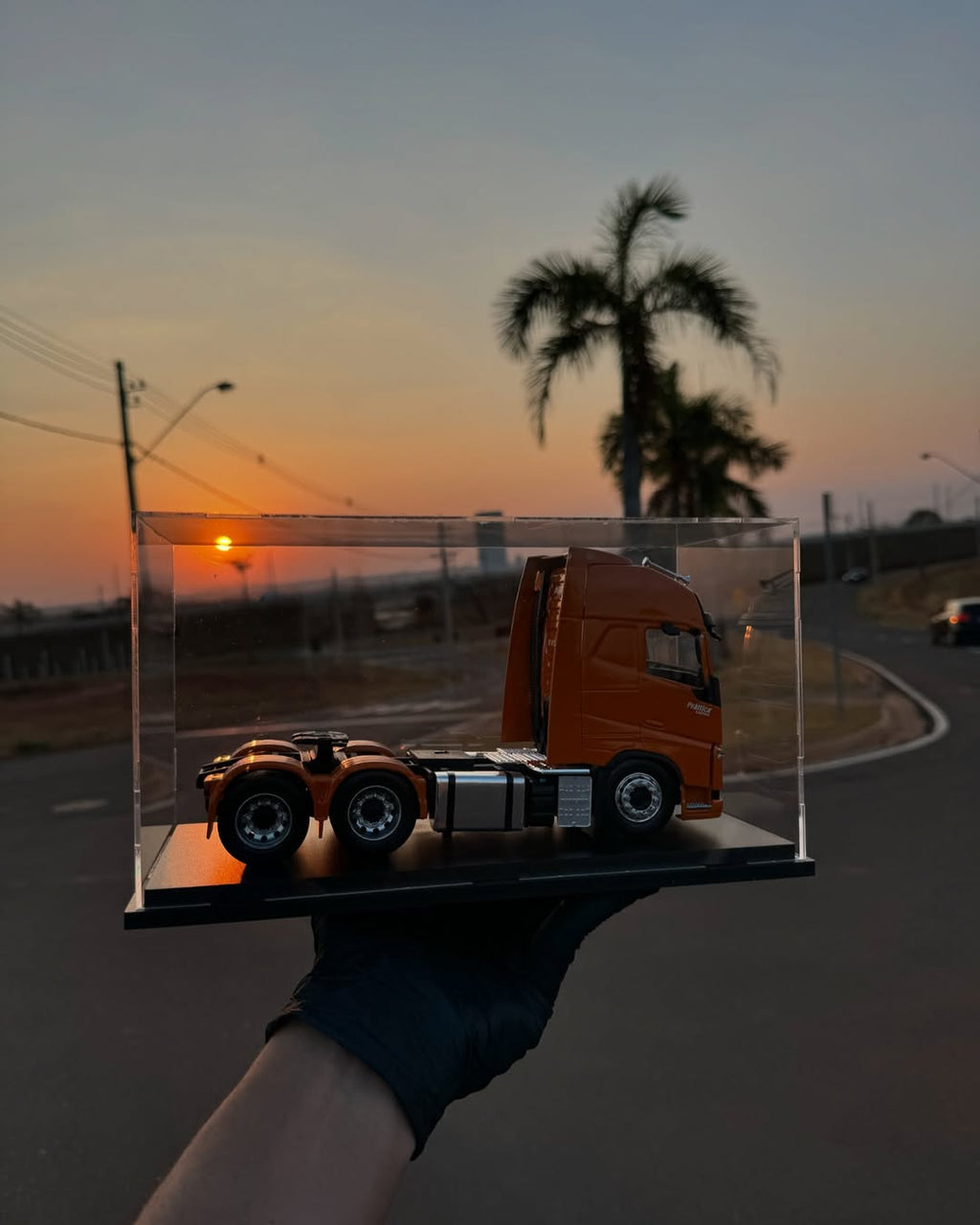 Miniatura Volvo FH – Escala 1/24 com Caixa de Acrílico (Edição Premium)