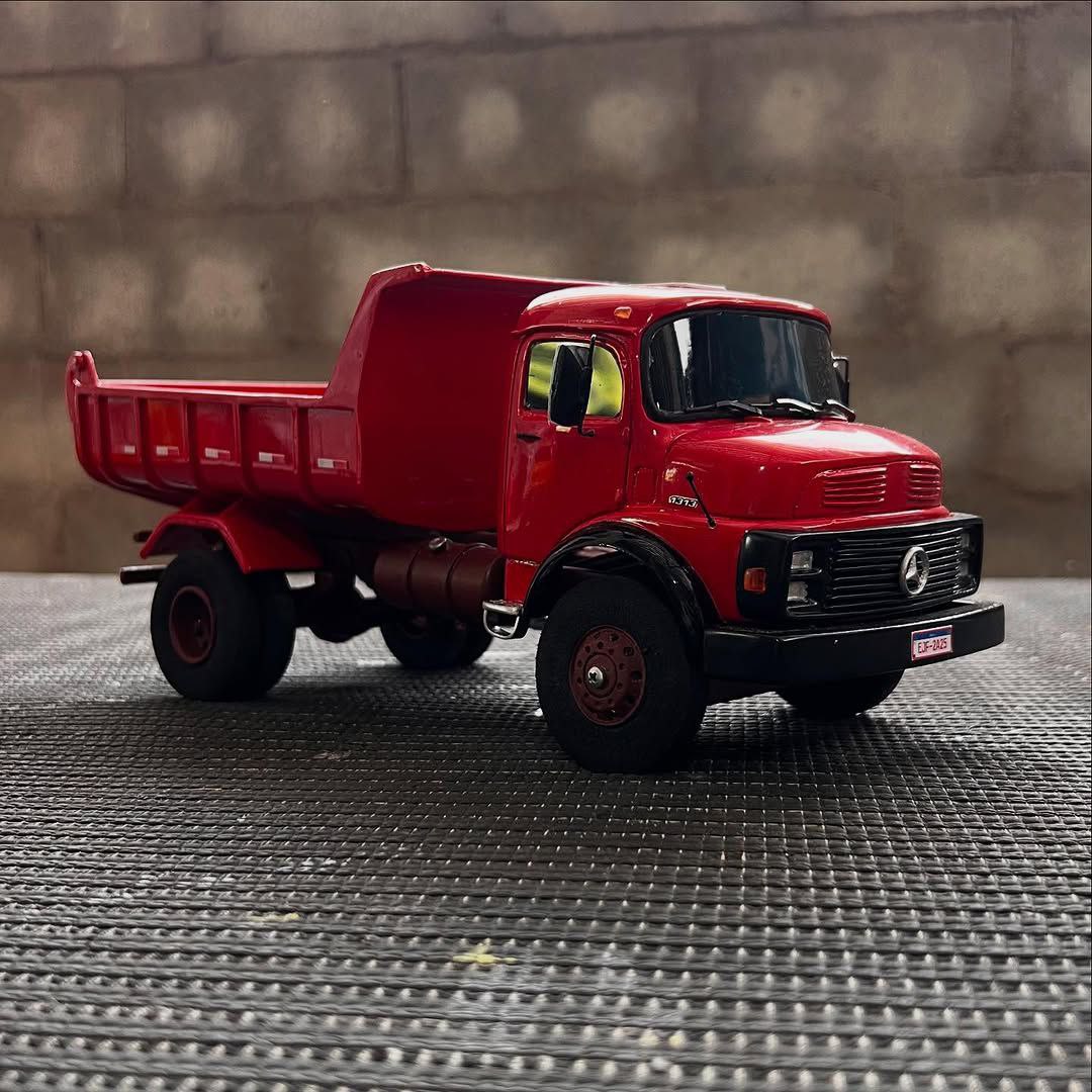Miniatura Mercedes-Benz 1113 Basculante – Escala 1/24