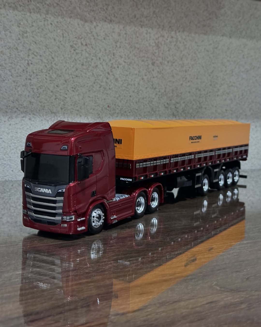 Miniatura Scania NTG + Carreta 4 Eixos Facchini – Escala 1/24 (Personalizável)