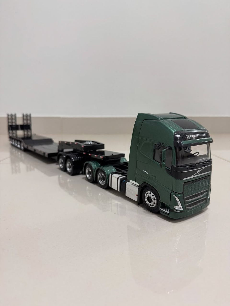 Miniatura Volvo FH com Carreta Prancha 7 Eixos (Escala 1/24)