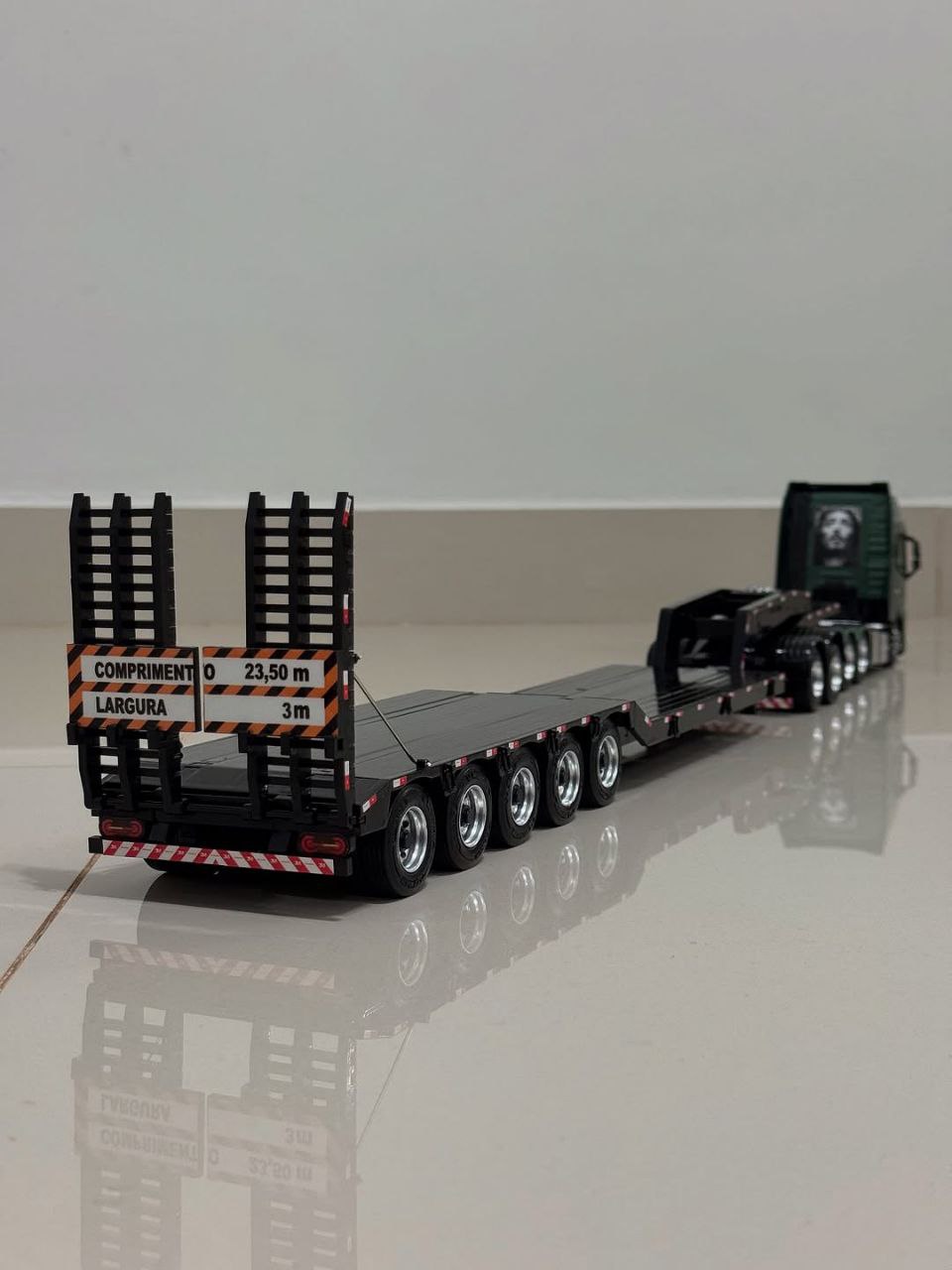 Miniatura Volvo FH com Carreta Prancha 7 Eixos (Escala 1/24)
