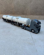 Miniatura Volvo FH Globetrotter com Carreta Tanque Duplo (Escala 1/24)