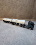 Miniatura Volvo FH Globetrotter com Carreta Tanque Duplo (Escala 1/24)