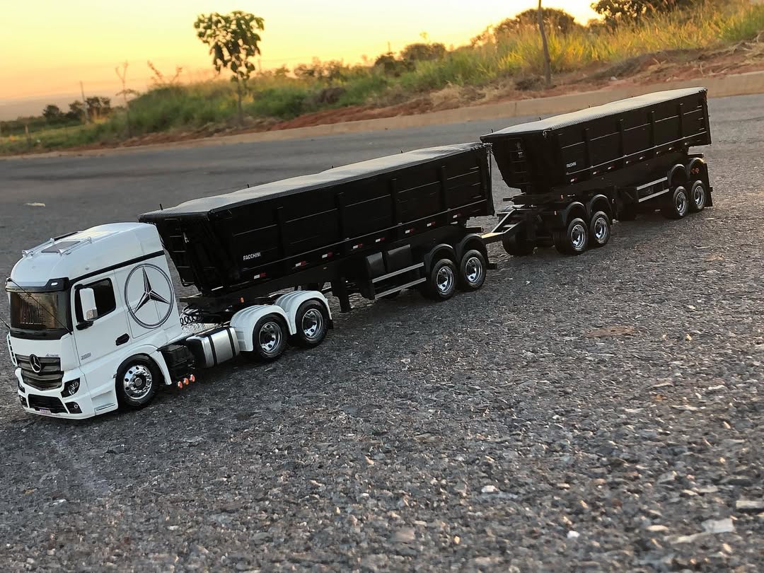 Miniatura Mercedes-Benz Arocs 3363 6x4 ClassicSpace com Rodotrem Basculante (Escala 1/24)