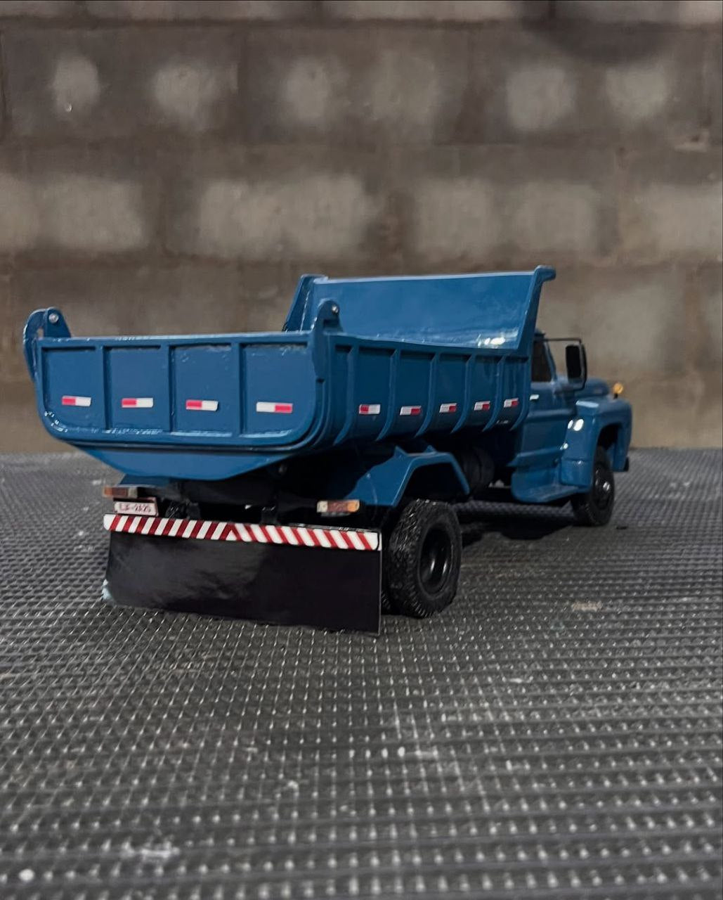Miniatura Ford F-600 Basculante - Escala 1/24