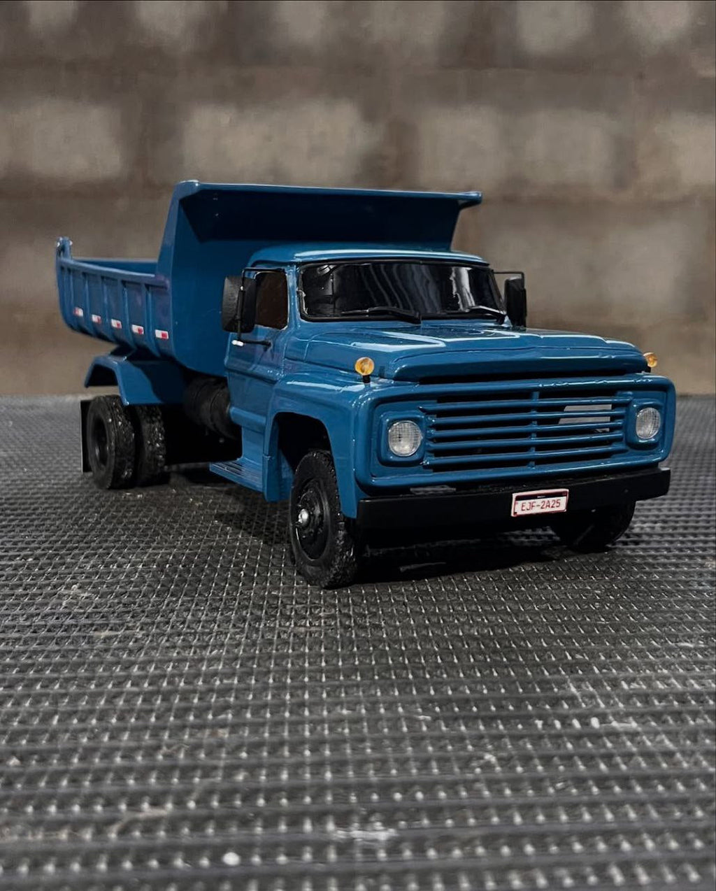 Miniatura Ford F-600 Basculante - Escala 1/24