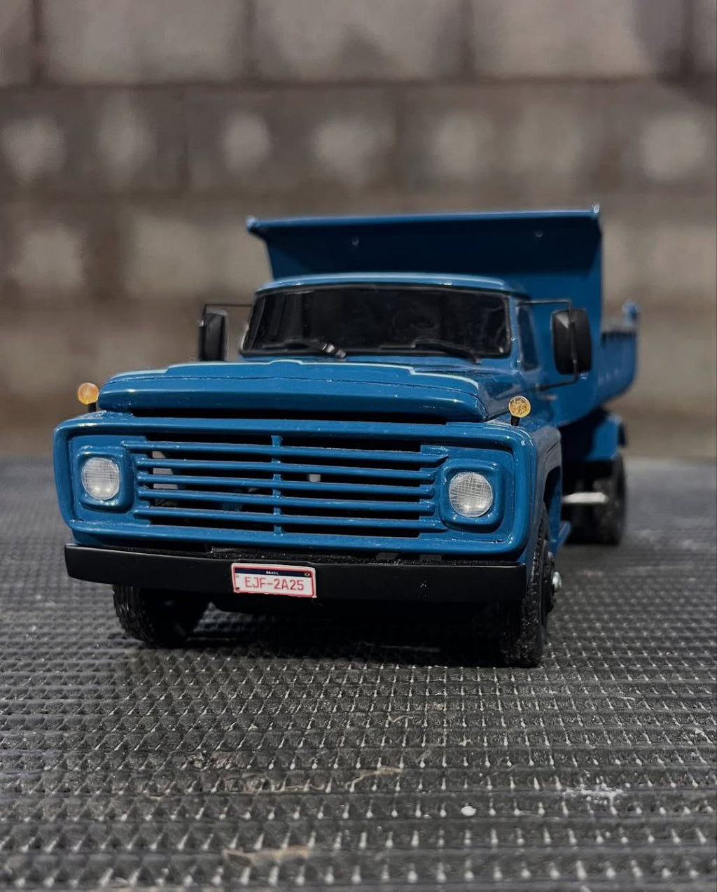 Miniatura Ford F-600 Basculante - Escala 1/24