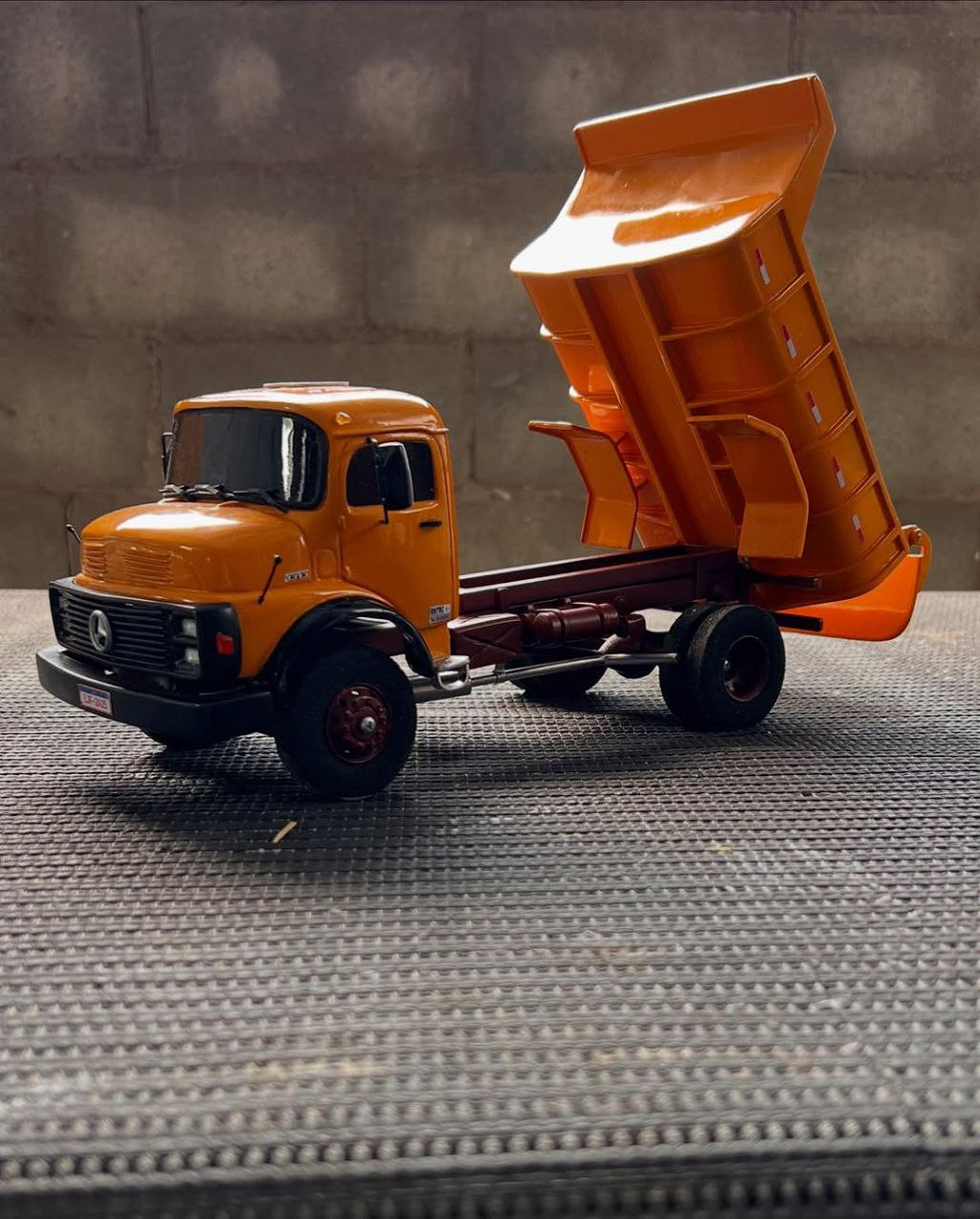 Miniatura Mercedes-Benz 1113 Basculante Laranja – Escala 1/24
