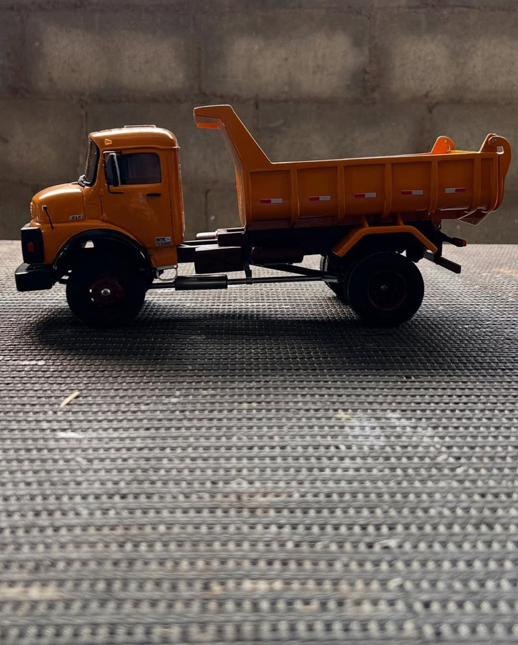 Miniatura Mercedes-Benz 1113 Basculante Laranja – Escala 1/24