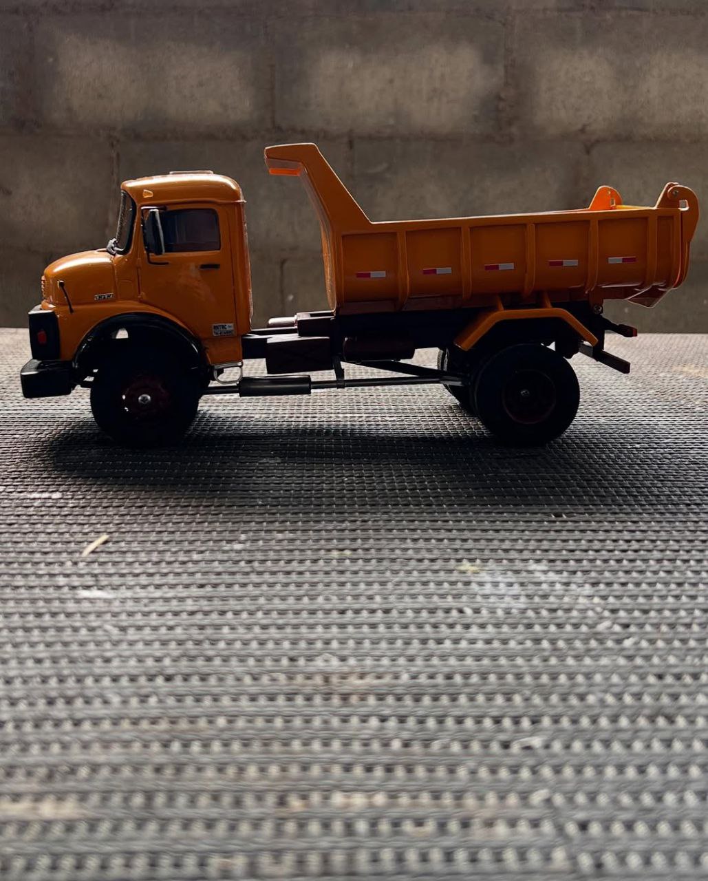 Miniatura Mercedes-Benz 1113 Basculante Laranja – Escala 1/24