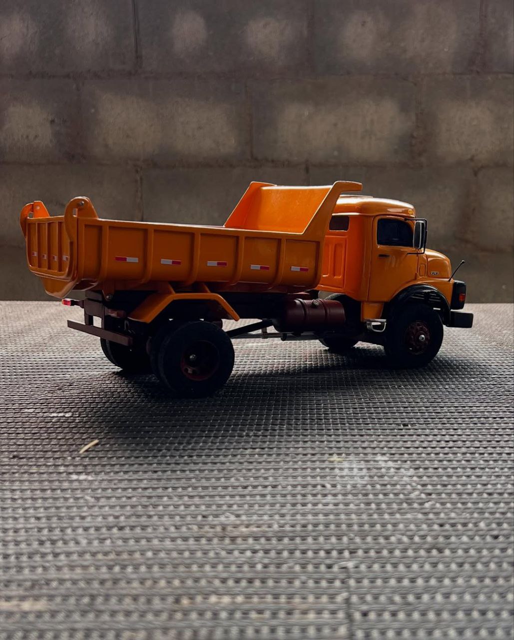 Miniatura Mercedes-Benz 1113 Basculante Laranja – Escala 1/24