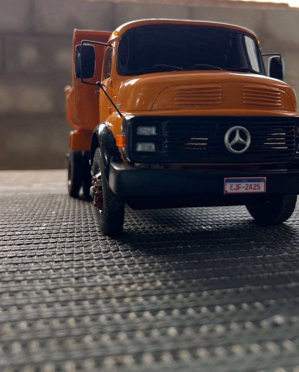 Miniatura Mercedes-Benz 1113 Basculante Laranja – Escala 1/24
