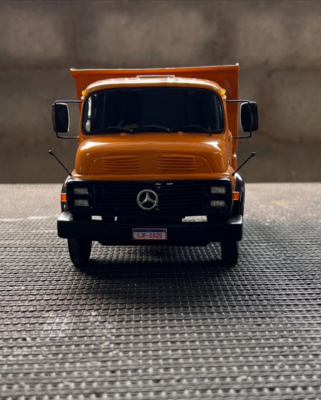 Miniatura Mercedes-Benz 1113 Basculante Laranja – Escala 1/24