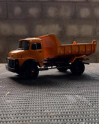 Miniatura Mercedes-Benz 1113 Basculante Laranja – Escala 1/24