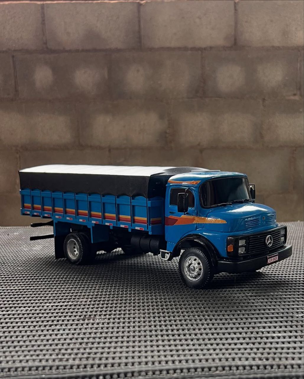 Miniatura Mercedes-Benz 1313 Graneleiro Azul – Escala 1/24