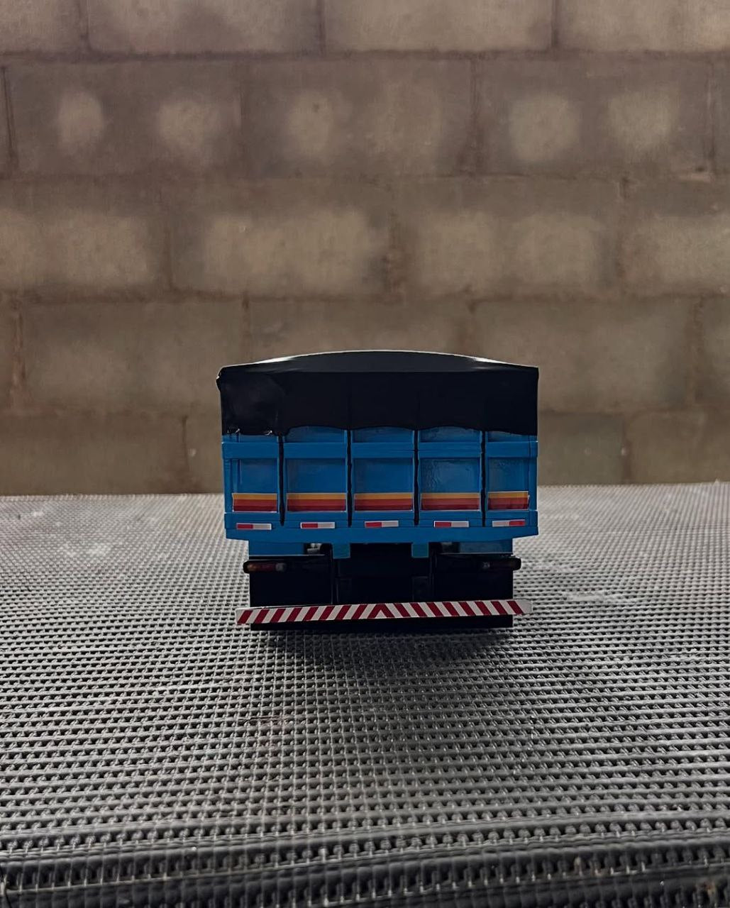 Miniatura Mercedes-Benz 1313 Graneleiro Azul – Escala 1/24