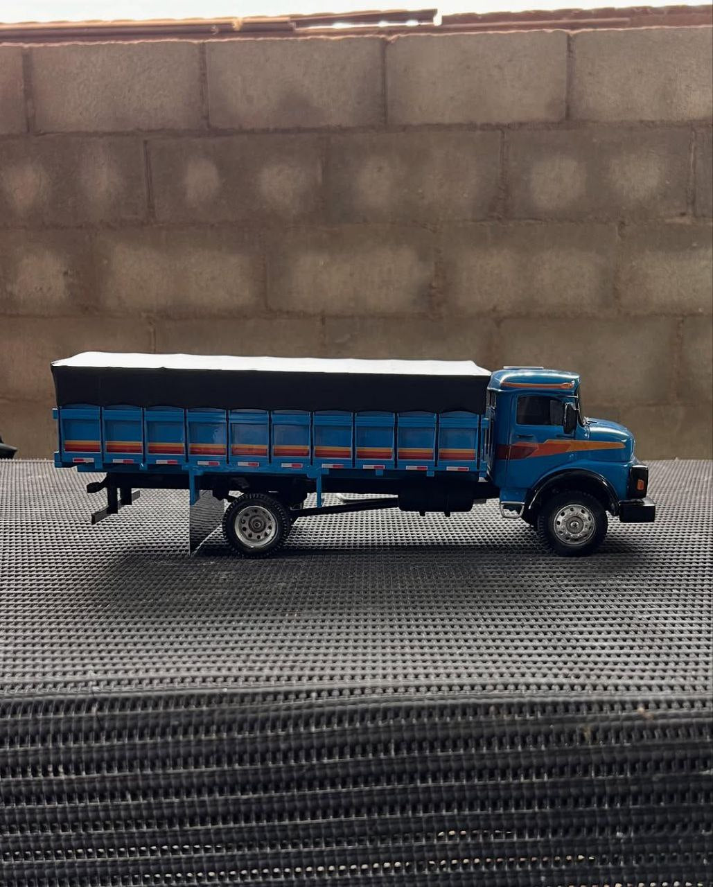 Miniatura Mercedes-Benz 1313 Graneleiro Azul – Escala 1/24