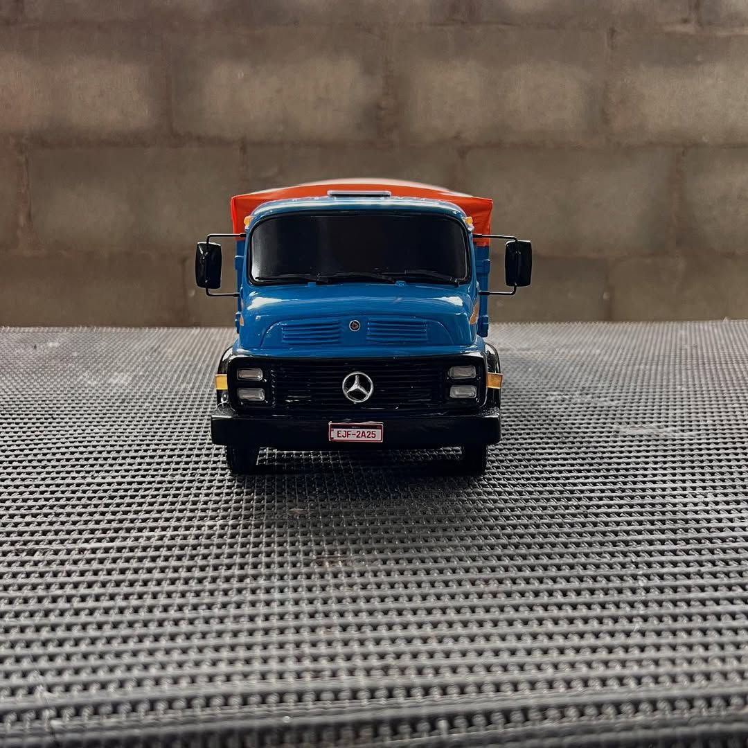 Miniatura Mercedes-Benz 1313 Graneleiro Azul – Escala 1/24