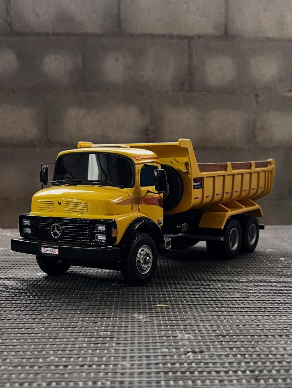 Miniatura Caminhão Mercedes-Benz 1313 Trucado Caçamba – Escala 1/24