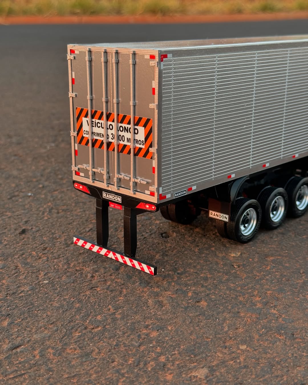 Miniatura Volvo FH com Rodotrem Baú Randon (Escala 1/24)