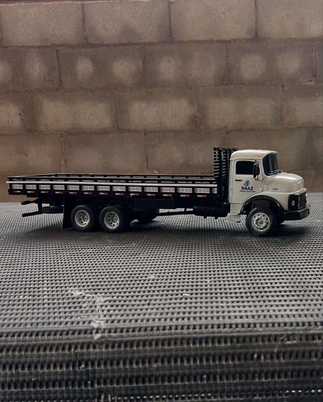 Miniatura Mercedes-Benz 1313 Plataforma Branco - Escala 1/24