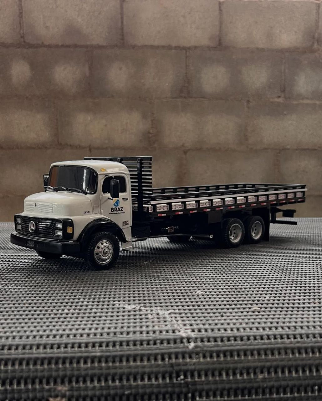 Miniatura Mercedes-Benz 1313 Plataforma Branco - Escala 1/24