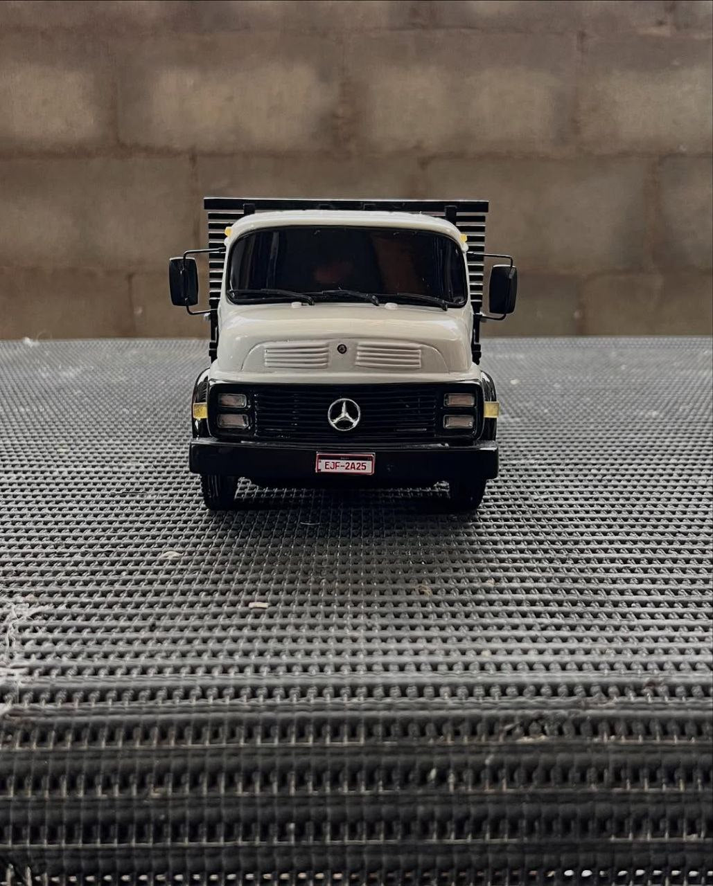 Miniatura Mercedes-Benz 1313 Plataforma Branco - Escala 1/24